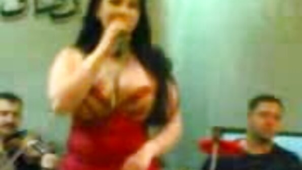 Studenten während der Selbstisolation beschlossen, Spaß zu haben und BDSM in einem pornos mit älteren damen noblen Hotelzimmer zu spielen, jeder trinkt!