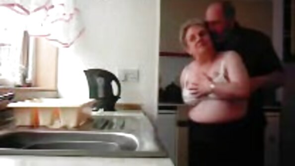 Meine Beine zittern und mein Arsch summt, während reife frauen pornos mein Schwanz in meinem Arsch ist
