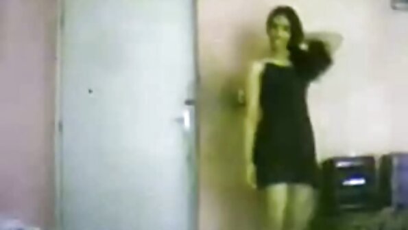 Er gibt seiner Frau einem alten Freund einen Kuss, und sie machen kostenlose sexfilme mit älteren frauen einen Film von sich selbst