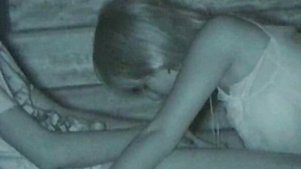 mädchen masturbiert auf dem Bett pornofilme mit frauen ab 50