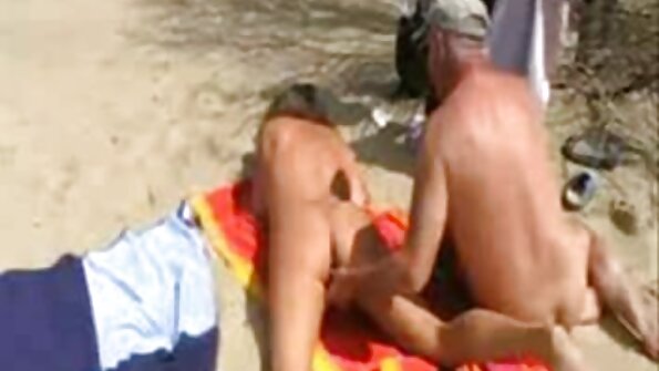 Schmieren Sie zuerst den Anus mit Öl, bevor Sie den reife frauen pornofilme Schwanz hineinstecken