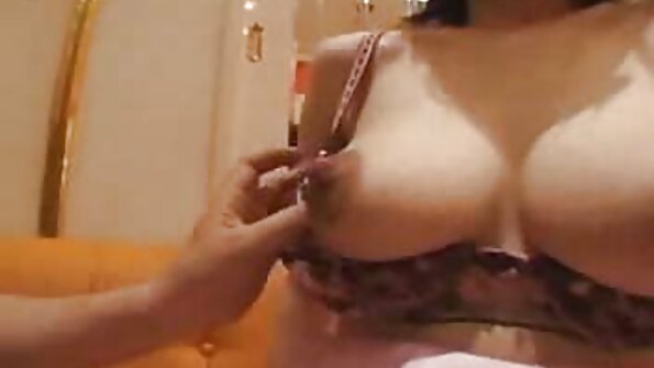 Sexy Brünette wird auf dem Bett sexfilm alte frau gestreichelt