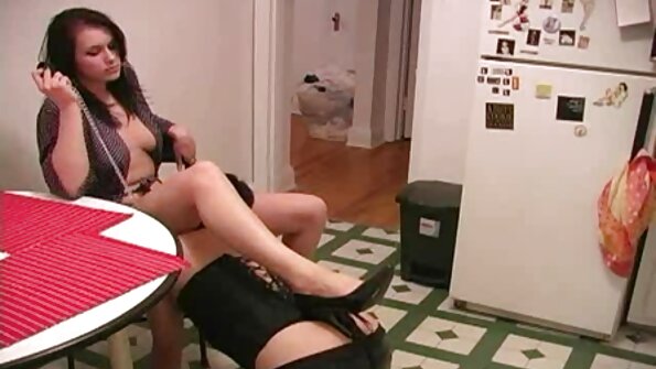 Einsames Mädchen masturbiert pornos frauen ab 50 ihre Muschi mit schmutzigen Worten