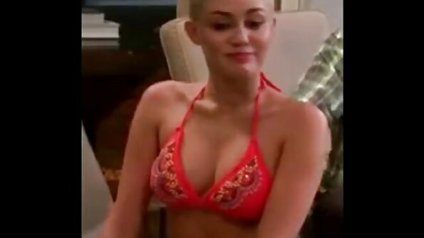 Mädchen in Röhrenjeans greift den Freund ihrer besten Freundin an sexfilm mit alten frauen