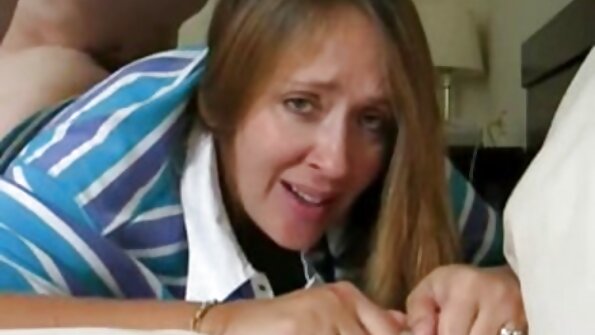 Er küsste eine Milf und stellte sich auf ihre Titten. ü50 pornos