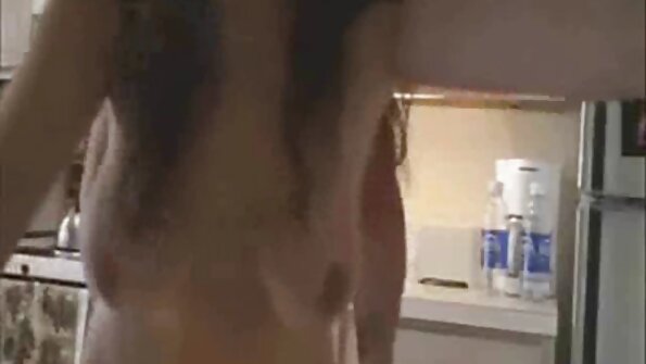 Geige Arina masturbiert im Regen und sitzt kostenlose pornos mit älteren frauen am Fenster