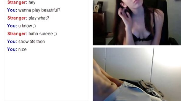 sie geht auf die Toilette und kombiniert Masturbation mit Urinieren. gratis pornos von reifen frauen